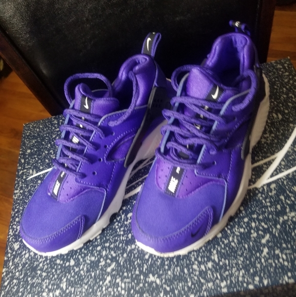 Nike, size 5y, purple - Picture 2 of 4